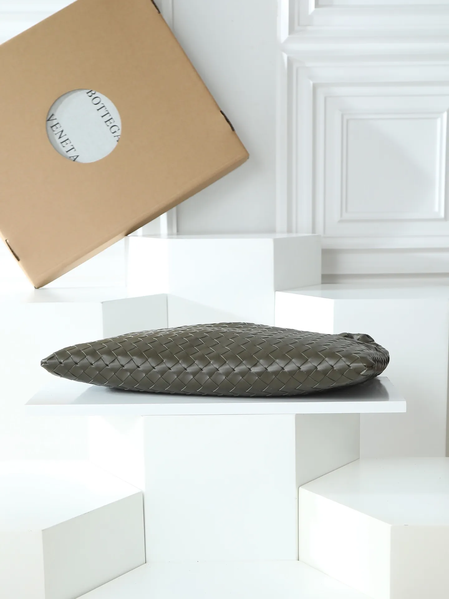 1180. #Bv’s new medium size HO 796262. The bag body and handles are made of a whole piece of woven leather. The bag body is soft and lazy. Ho symbolizes the praise of innovation and eternal craftsmanship [love]. The pyramid silhouette combines practicality and fashion. It is modern and casual. The double-sided closure design of the bag mouth is more convenient and safe! Made of soft cowhide and full of texture, this is a must-have for fashionable ladies who like minimalism, comfort and casualness! Dimensions: 46x21x10